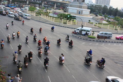 bangkok-rtaffic-motorcyles-running