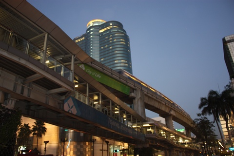 bangkok-skytrain-by-night