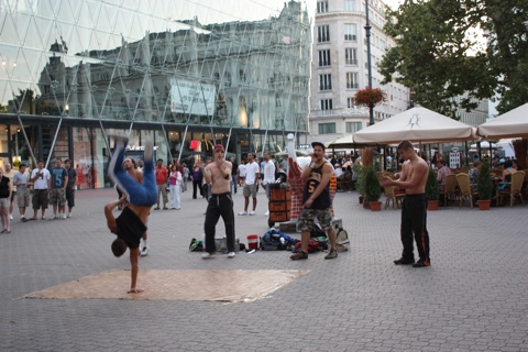 budapest-vachy-utca-dancers